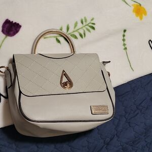Chic Cream Shoulder Bag with Teardrop Clasp